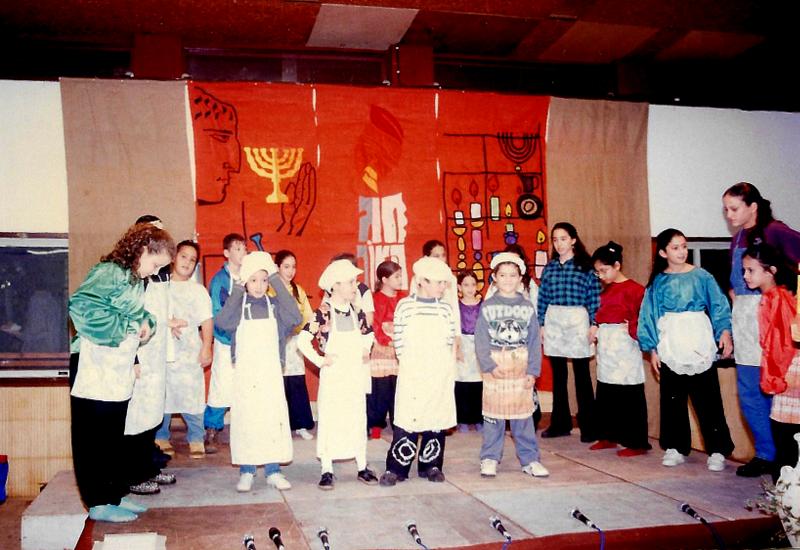 מה? מה? תפוח אדמה? ילדי הקיבוץ חנוכה 1996. הצילום באדיבות הארכיון