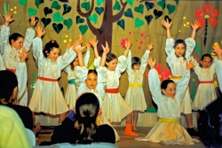 רוקדים ושרים- ט"ו בשבט תשנ"ו 1996- 3. הצילום באדיבות הארכיון