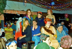 בנות אשדות היפות- פורים 1991 נחגג בסיום מלחמת המפרץ. הצילום באדיבות הארכיון