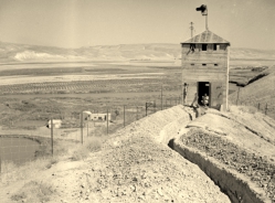 "לפני שנה"- עמדת השמירה מעל מכון המים בירמוך ב-1948. צילם: אליהו כהן ז"ל