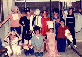 ילדים בתחפושות "חד גדיא"- פסח באשדות של שנות ה-80'. הצילום באדיבות הארכיון