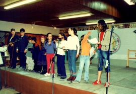 ילדים שרים- פסח באשדות של סוף שנות ה-90'. הצילום באדיבות הארכיון