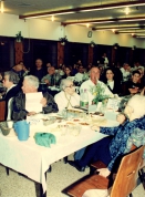 מסובים סביב שולחן החג- פסח באשדות של שנות ה-90'. הצילום באדיבות הארכיון