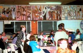 מסובים סביב שולחן החג- פסח באשדות של שנות ה-90'. הצילום באדיבות הארכיון