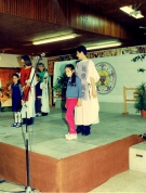 ריקוד אימהות וילדים- "כפינו נישא אל מרום"- פסח באשדות של שנות ה-90'. הצילום באדיבות הארכיון