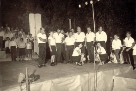חגיגות ה-40 1964 2-אותו הרכב במרכז. בצד ימין עולים על הבמה: ניר ורותי שחם (קליין).
התמונה מהאוסף של מיכה תמיר