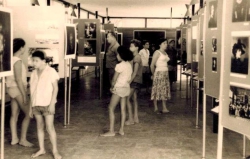 סוף שנות ה-60 תערוכה: רפורודוקציות של רמברנדט, מאיר במרכז. התמונה מהארכיון