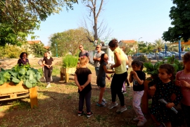 קטיף ירקות בגינה האקולוגית הקהילתית 30.3.21 (13)