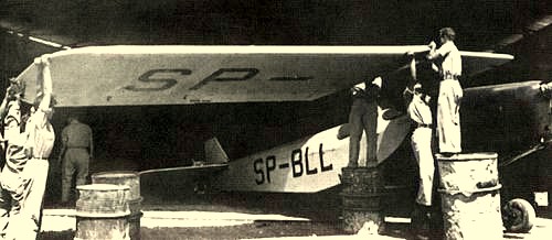 מרכיבים מטוס בהאנגר- הצילום באדיבות הארכיון