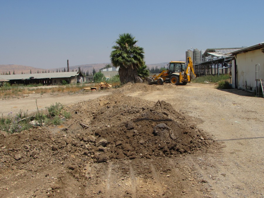 מראה כללי של תעלת החשמל התת קרקעית מיד לאחר שכוסתה. צילם: מיכה תמיר