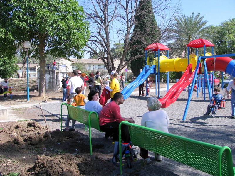 ט'ו בשבט 2009 חנוכת גן השעשועים (17)