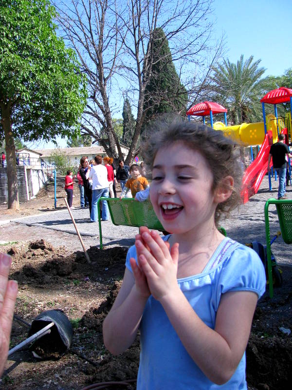 ט'ו בשבט 2009 חנוכת גן השעשועים (25)