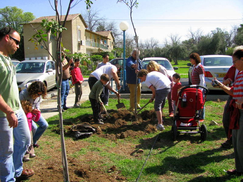 ט'ו בשבט 2009 חנוכת גן השעשועים (42)