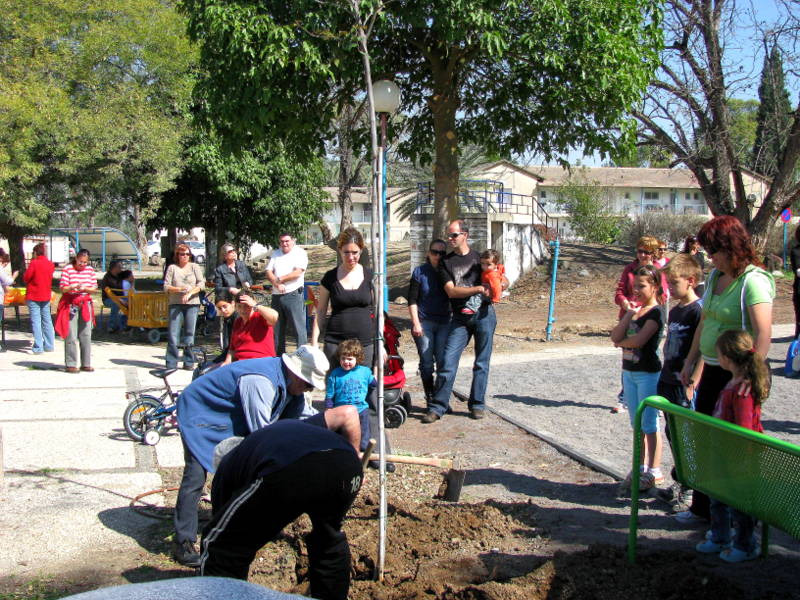 ט'ו בשבט 2009 חנוכת גן השעשועים (34)