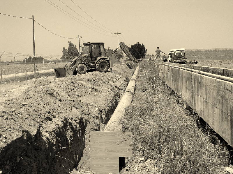 החלפת צינור המים ליד האקוודוקט. צילם: עמית וייסברג