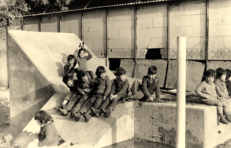 ילדים משחקים על המקלט ליד ההאנגר בזמן מלחמת ההתשה. התמונה מהארכיון