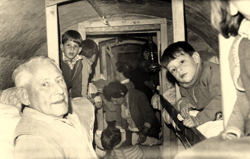 ילדים במקלט בזמן מלחמת ההתשה. בתמונה נראית בין השאר בתיה אוליאנוב ז"ל.
התמונה מהארכיון