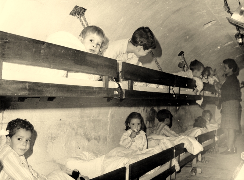 ילדים במקלט בזמן מלחמת ההתשה, בתמונה: ידידה שלייר ז"ל. התמונה מהארכיון