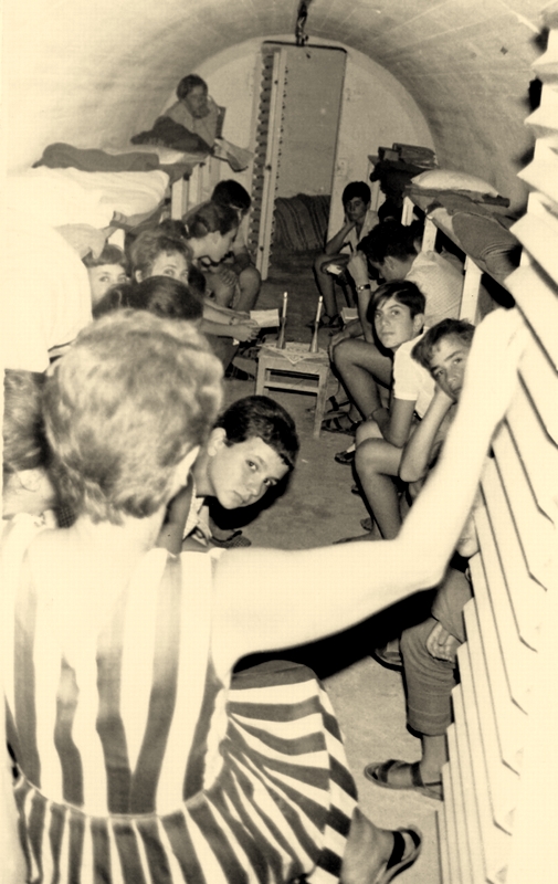 ילדים במקלט בזמן מלחמת ההתשה. התמונה מהארכיון