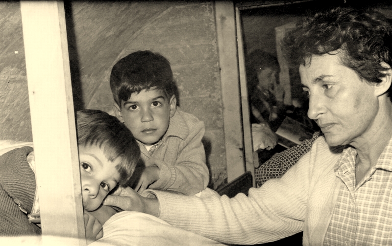 ילדים בהשגחה במקלט בזמן המלחמה. בתמונה: יעל בן סעדיה ז"ל. התמונה מהארכיון