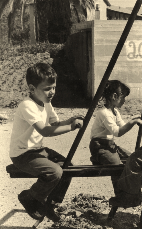 ילדים משחקים ליד המקלט בזמן מלחמת ההתשה. התמונה מהארכיון