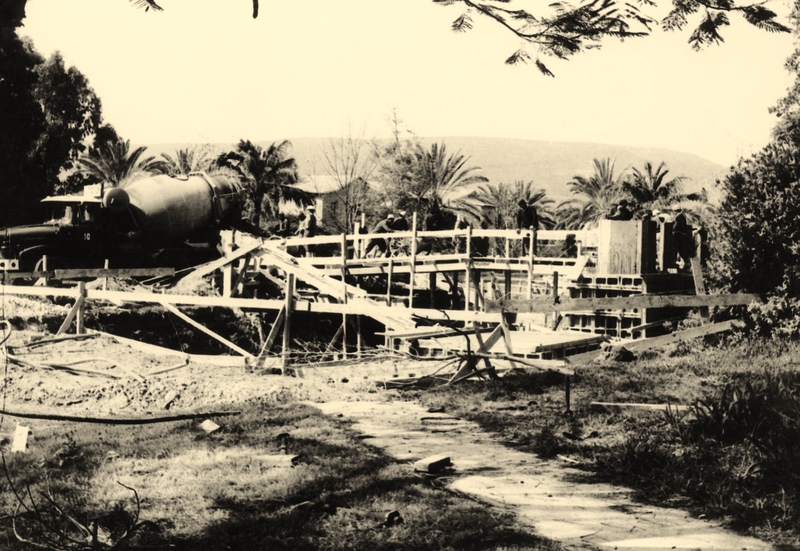 בניית מקלט בזמן מלחמת ההתשה. התמונה מהארכיון