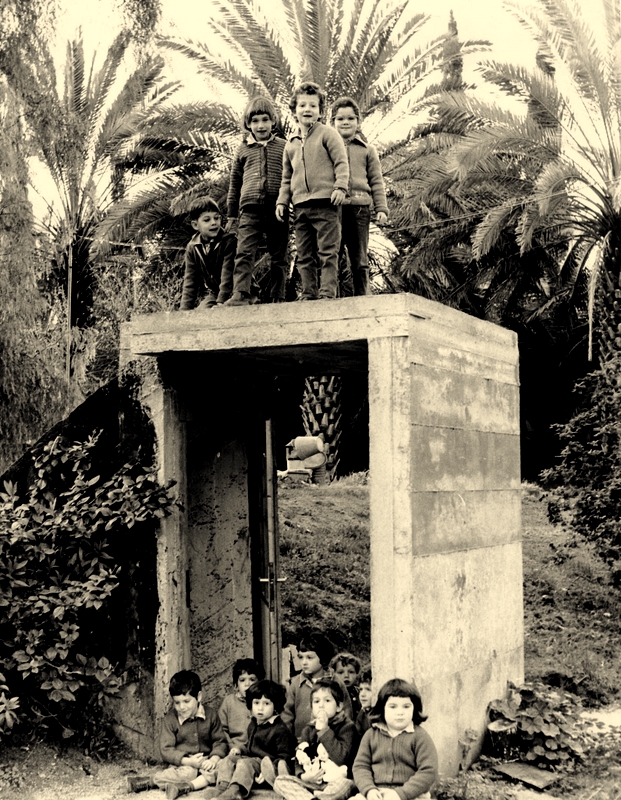ילדים בכניסה למקלט בזמן מלחמת ההתשה. התמונה מהארכיון