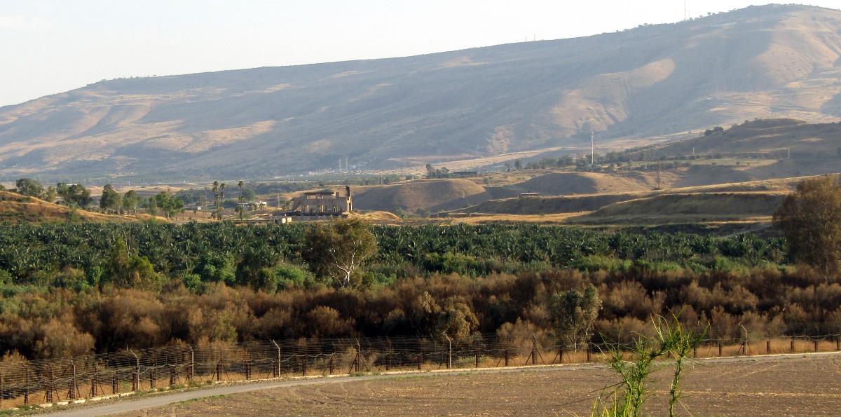 האפיק השרוף מזרחה מהסכר האגם