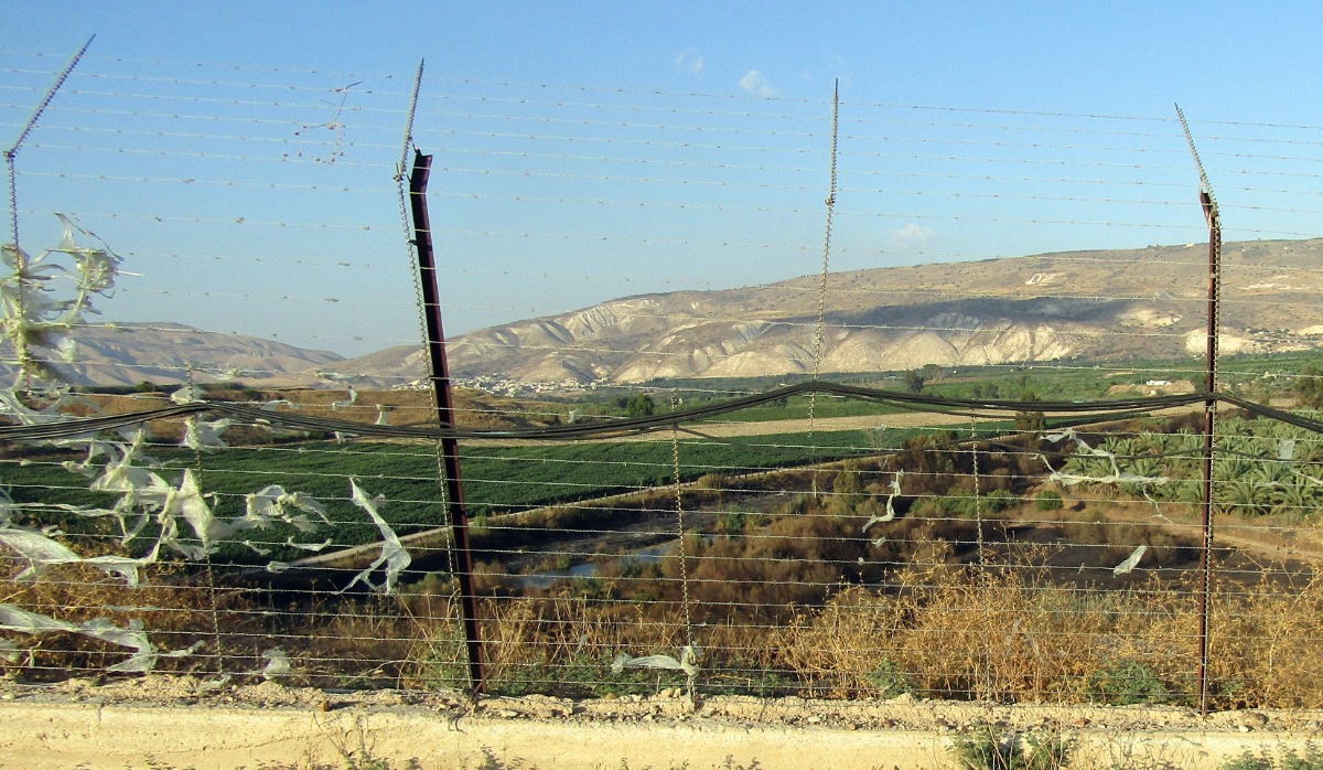 האש חרכה את   הגדר במצוק