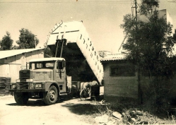 משאית ממכון תערובת פורקת מזון בלול. התמונה מהארכיון