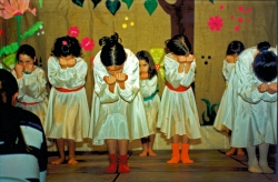 רוקדים ושרים- ט"ו בשבט תשנ"ו 1996- 2. הצילום באדיבות הארכיון