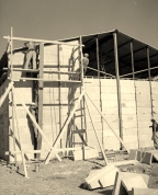 ההאנגר בבנייה- הצילום באדיבות הארכיון