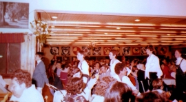 ליל סדר פסח בחדר האוכל בשנות ה-70'. הצילום באדיבות הארכיון