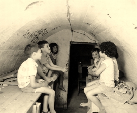ילדים במקלט בזמן מלחמת ההתשה. צילם: אליהו כהן ז"ל