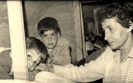 ילדים בהשגחה במקלט בזמן המלחמה. בתמונה: יעל בן סעדיה ז"ל. צילם: אליהו כהן ז"ל