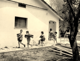 ילדים רצים למקלט בזמן מלחמת ההתשה. צילם: אליהו כהן ז"ל