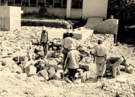 בניית מקלט ליד חדר האוכל בזמן מלחמת ההתשה. צילם: אליהו כהן ז"ל