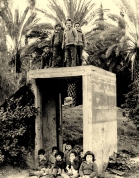 ילדים בכניסה למקלט בזמן מלחמת ההתשה. צילם: אליהו כהן ז"ל