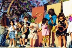 ילדים על הבמה שבועות 1994. התמונה מהארכיון